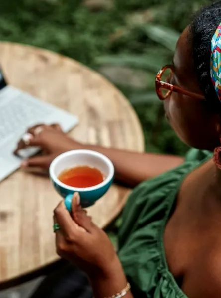 femme qui mange des légumes 
