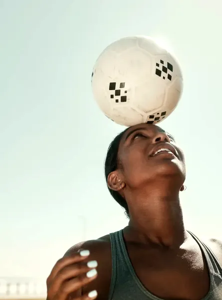 Femme avec ballon de soccer sur sa tête - Woman balancing a soccer ball on her head