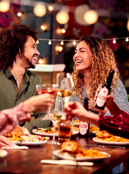 Group of friends enjoying night out - Amis autour d'un souper faisant un toast