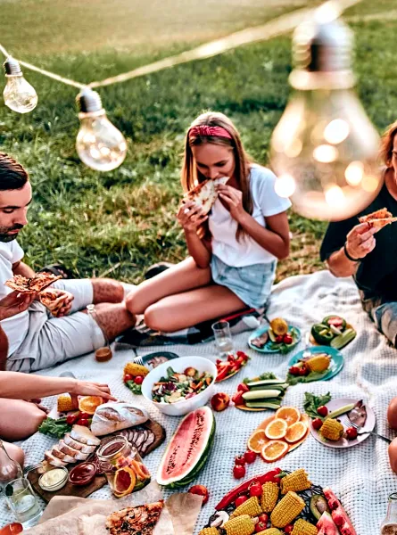 Happy family enjoying outdoor meal - Famille heureuse mangeant à l'extérieur