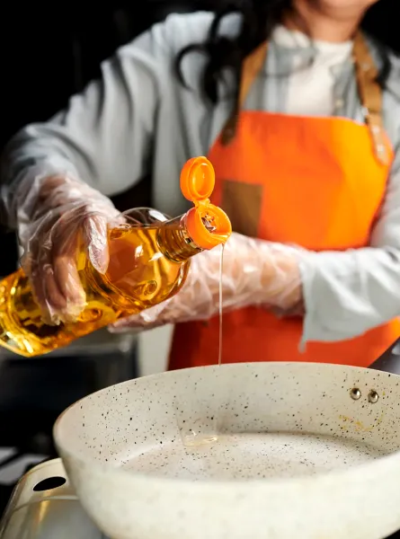 Pouring oil in saucepan - Verser huile dans une poêle