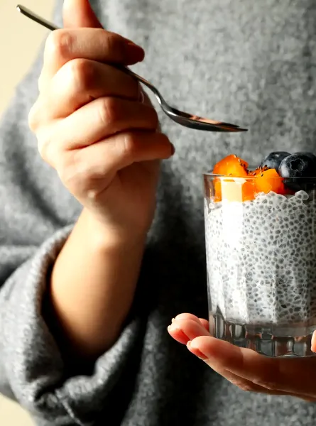 Femme tenant un pouding de chia - Woman holding a chia pudding