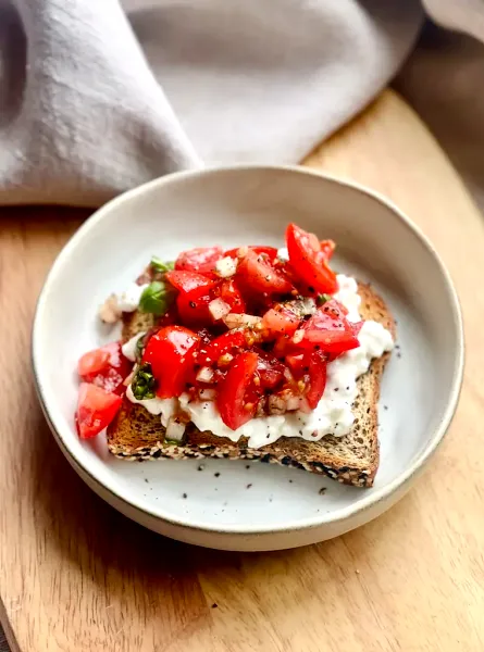 Tartines à la bruschetta et fromage cottage - Bruschetta and Cottage Cheese on Toast 