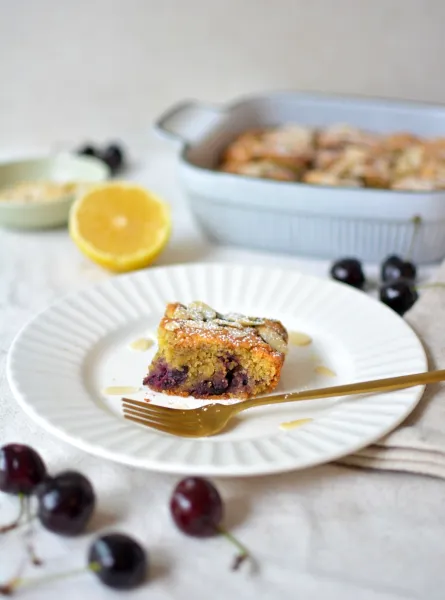 Gâteau moelleux aux cerises et amandes ÉquipeNutrition Cherry Almond Cake TeamNutrition