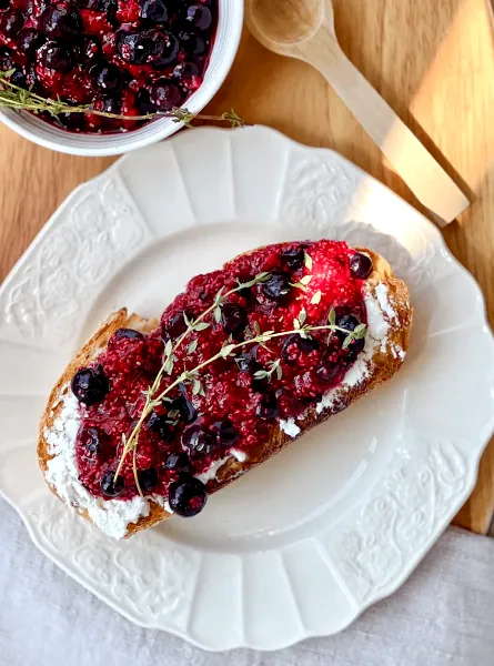 ÉquipeNutrition Goat Cheese and Wild Berry Jam Tartine TeamNutrition