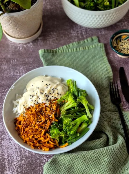 Ramen crémeux au tofu râpé et légumes ÉquipeNutrition Creamy Ramen with Grated Tofu and Green Vegetables TeamNutrition