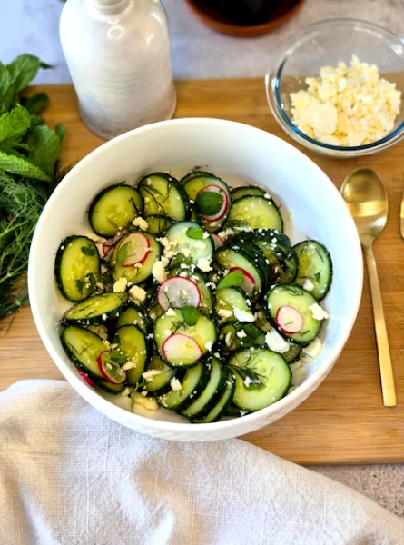 Salade de concombres marinés et feta ÉquipeNutrition Marinated Cucumber and Feta Salad TeamNutrition