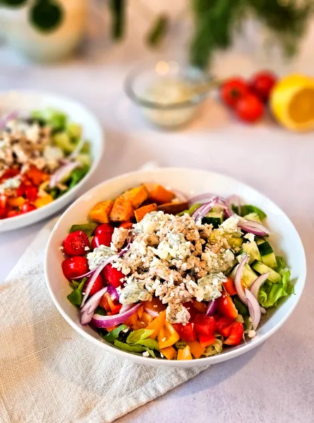 Salade repas au poulet haché à la grecque ÉquipeNutrition Greek-Style Salad with Ground Chicken TeamNutrition
