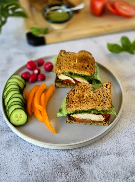 Sandwich au poulet, pesto et tomate ÉquipeNutrition Chicken, Pesto, and Tomato Sandwich TeamNutrition