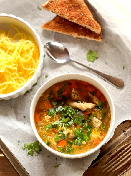 Soupe de nouilles de courge et poulet