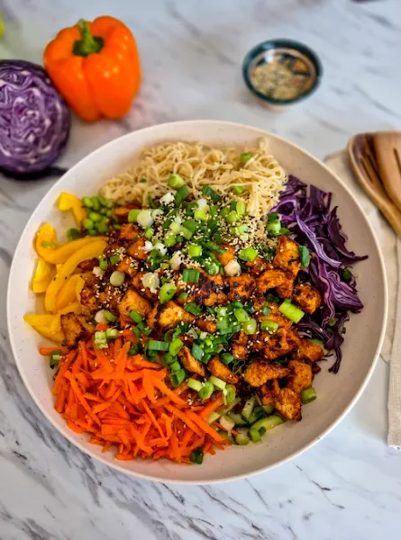 Salade repas au tofu mariné et légumes croquants ÉquipeNutrition Marinated Tofu and Crunchy Vegetable Meal Salad TeamNutrition