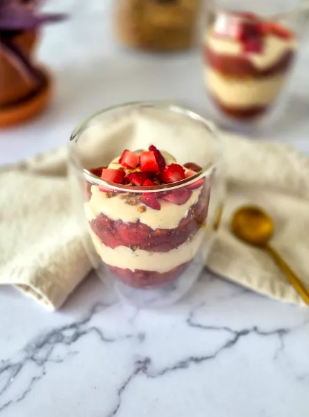 Verrine fraises-rhubarbe ÉquipeNutrition Strawberry Rhubarb Parfait TeamNutrition