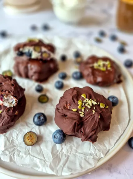 Bouchées glacées de bleuets et chocolat ÉquipeNutrition Frozen Chocolate Blueberry Clusters TeamNutrition