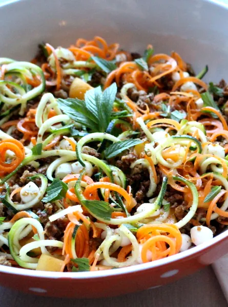 Salade de spirales de légumes aux abricots, bocconcini et menthe à la viande